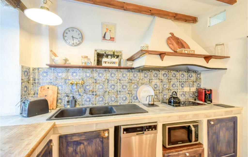 A kitchen or kitchenette at 3 Bedroom Gorgeous Home In Uscio