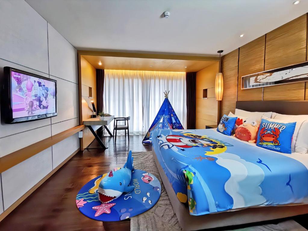 Postel nebo postele na pokoji v ubytování Shenzhen Dameisha Kingkey Palace Hotel