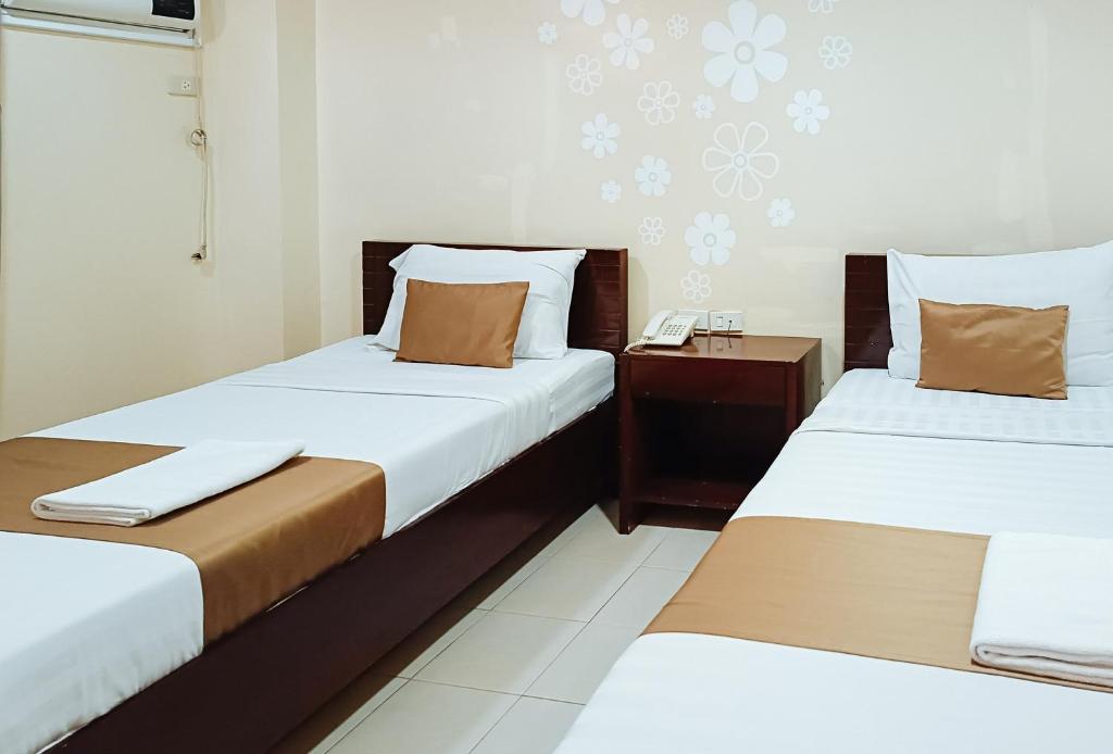 Postel nebo postele na pokoji v ubytování Hotel Juliana by RedDoorz