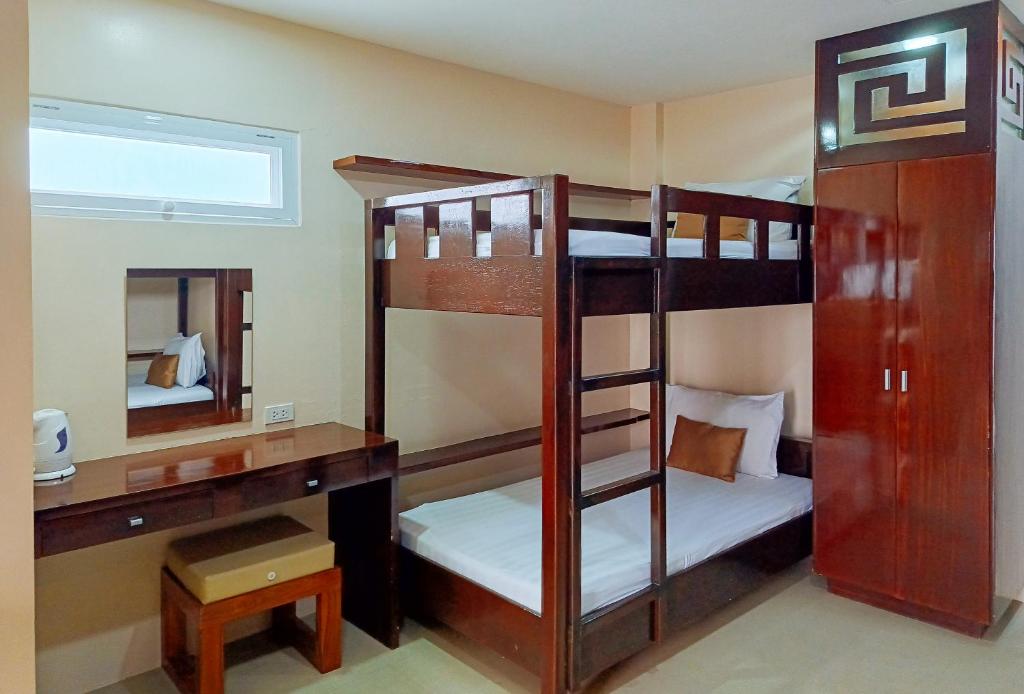Postel nebo postele na pokoji v ubytování Hotel Juliana by RedDoorz