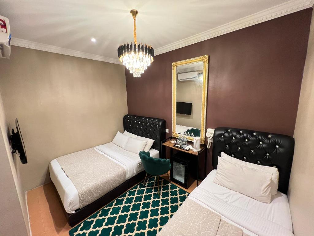 Postel nebo postele na pokoji v ubytování Ghazrin's Garuda Hotel