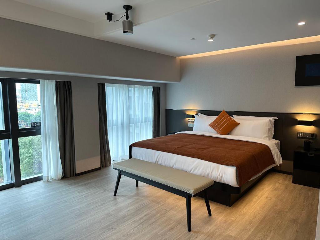 Postel nebo postele na pokoji v ubytování LlA Hotel Liang Jun Plaza, Xixiang Avenue