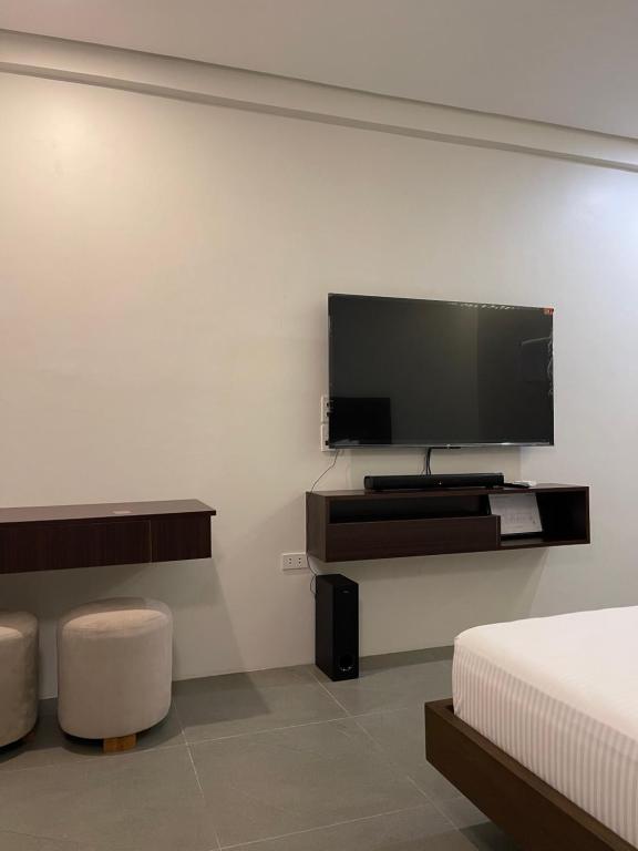 TV a/nebo společenská místnost v ubytování Joane Suites by Hotel Cara
