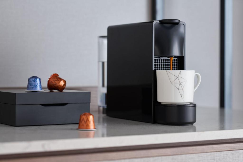 Příslušenství pro přípravu čaje a kávy v ubytování ANA InterContinental Tokyo by IHG