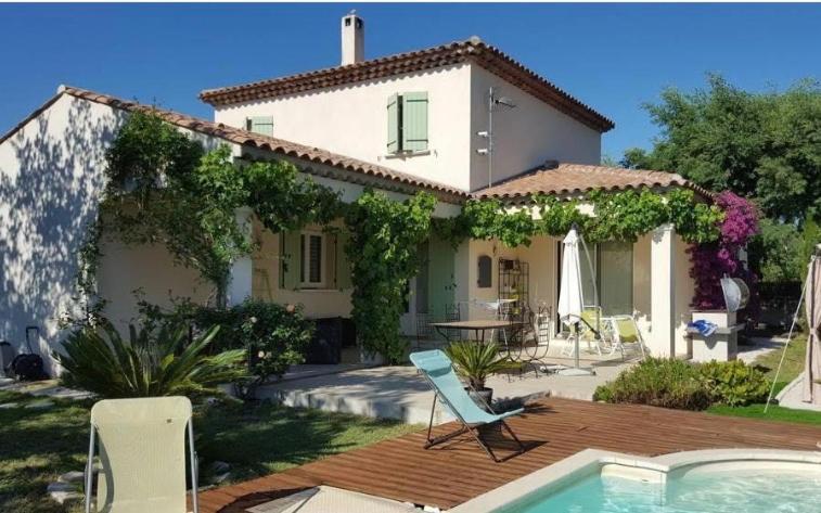 une maison avec une piscine devant dans l'établissement Villa tout confort Piscine et Spa Côte d'Azur 6 personnes, à Puget-sur Argens