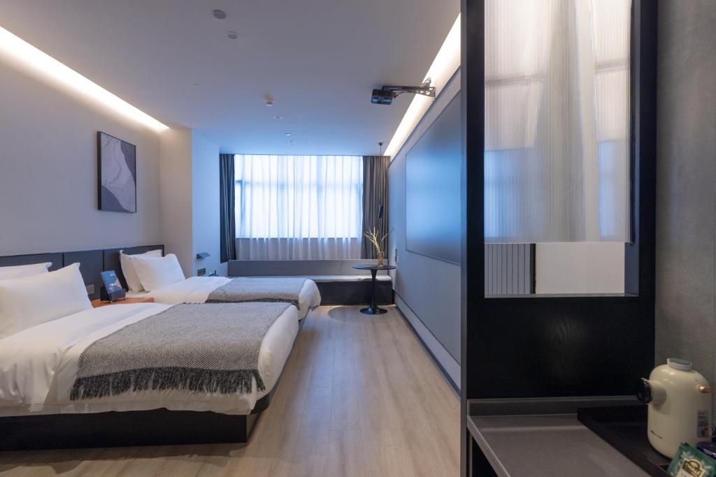 Postel nebo postele na pokoji v ubytování LlA Hotel Liang Jun Plaza, Xixiang Avenue