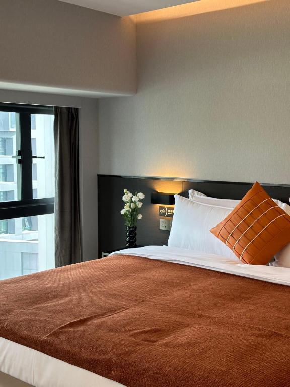 Postel nebo postele na pokoji v ubytování LlA Hotel Liang Jun Plaza, Xixiang Avenue