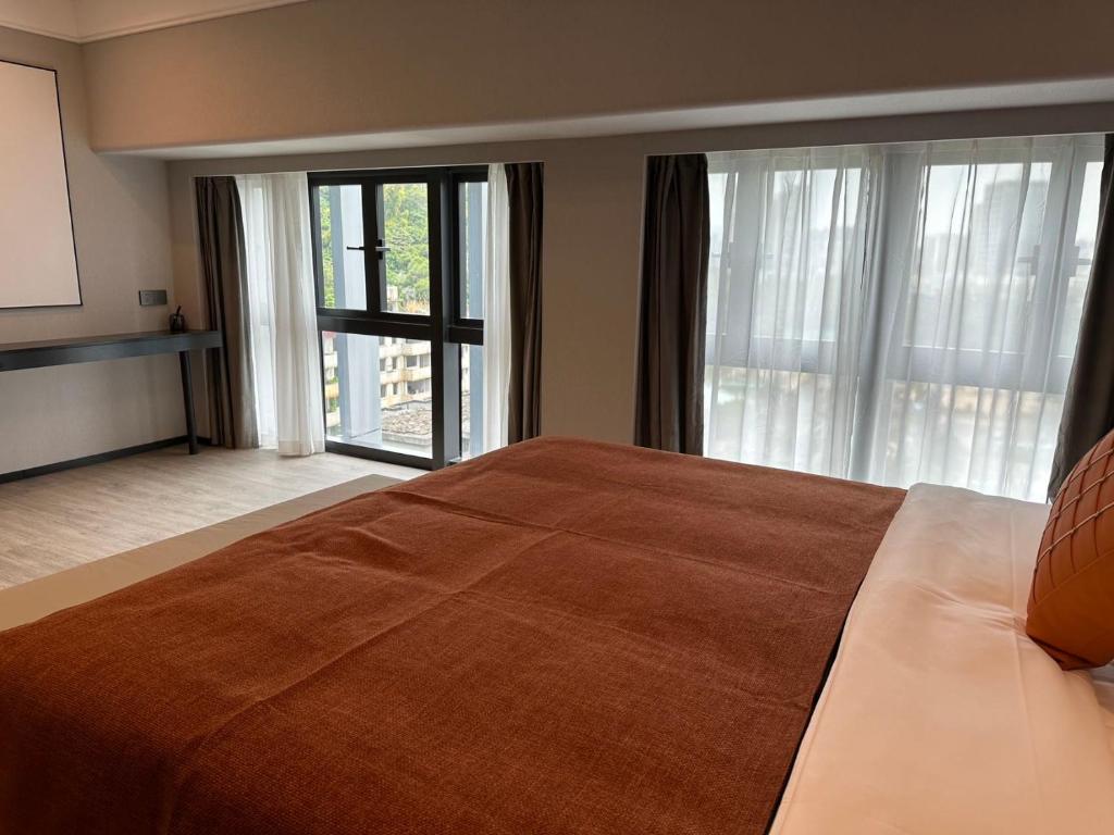 Postel nebo postele na pokoji v ubytování LlA Hotel Liang Jun Plaza, Xixiang Avenue