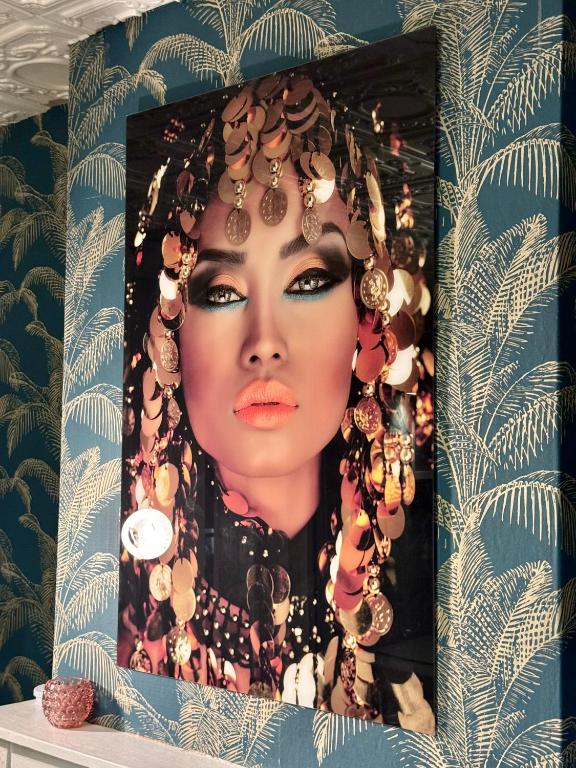 a picture of a woman with a lot of jewelry at Royal Casino Namur Balcony in Namur
