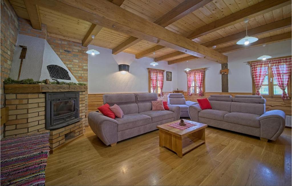 Posedenie v ubytovaní Three-Bedroom Holiday Home In Gornji Trpuci