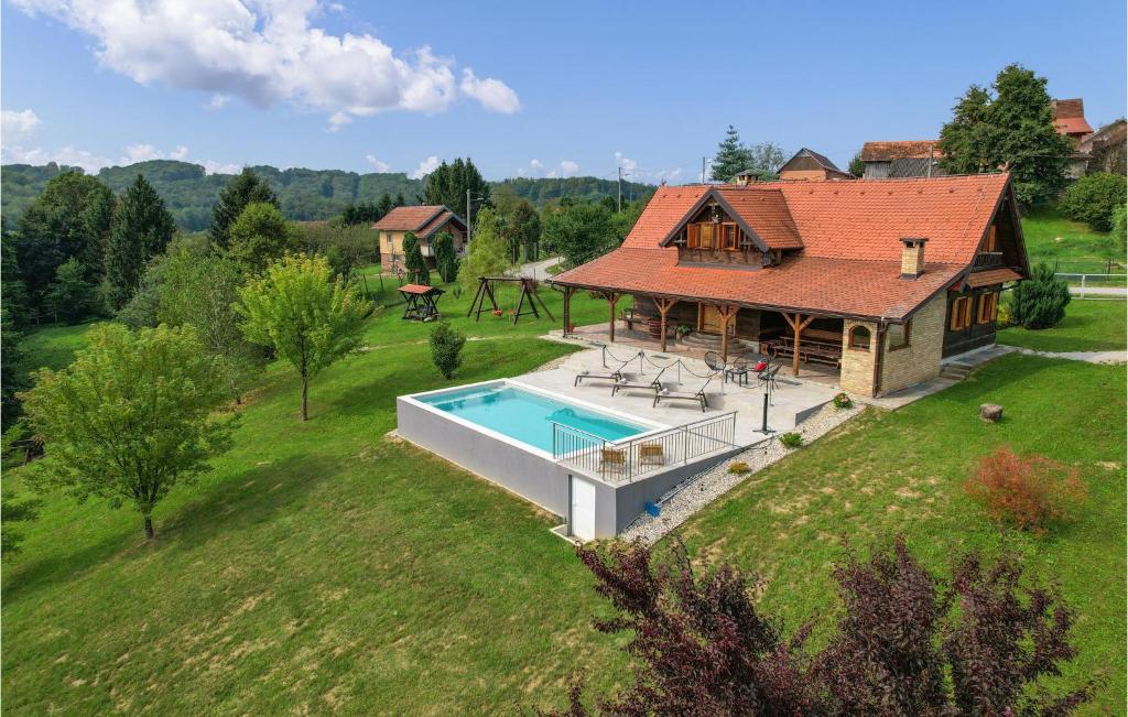 Bazén v ubytovaní Three-Bedroom Holiday Home In Gornji Trpuci alebo v jeho blízkosti