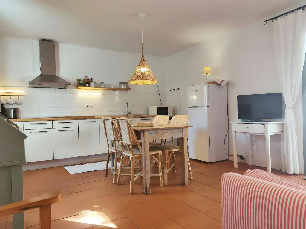 Kuchyňa alebo kuchynka v ubytovaní T2 · Sunny duplex with garden 50m from beach