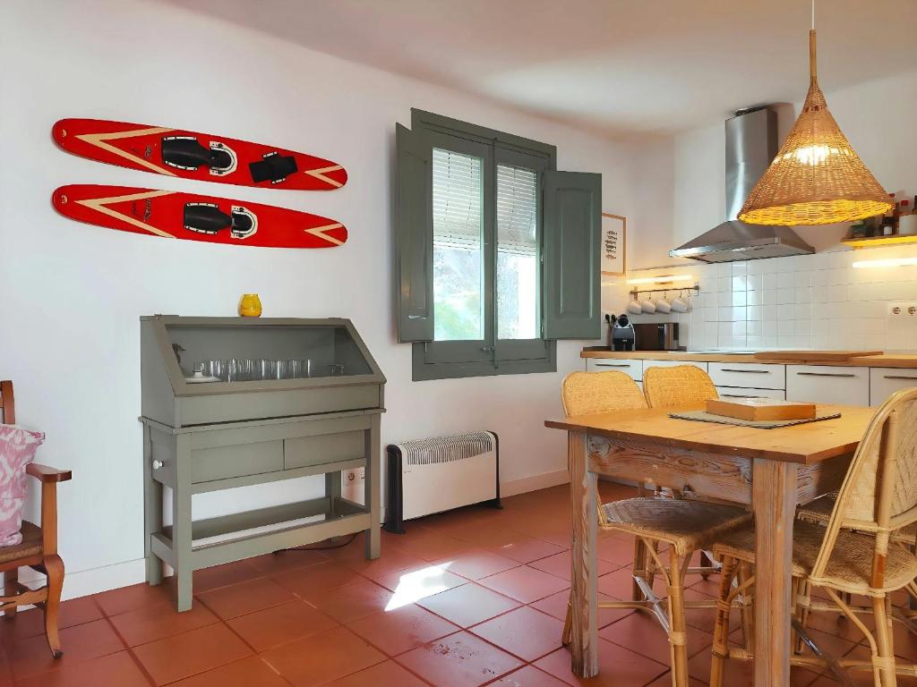 Kuchyňa alebo kuchynka v ubytovaní T2 · Sunny duplex with garden 50m from beach