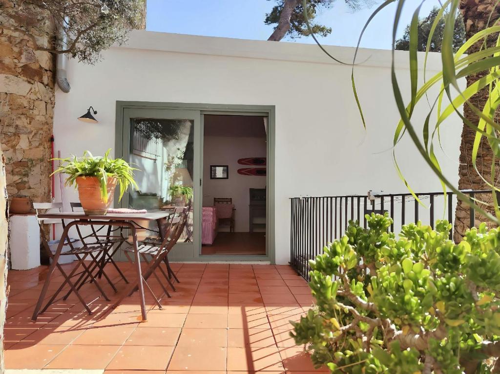 Balkón alebo terasa v ubytovaní T2 · Sunny duplex with garden 50m from beach