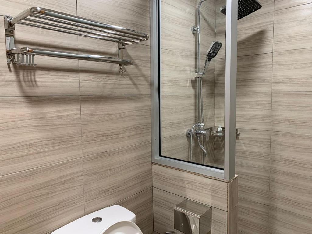 un bagno con wc e doccia in vetro di T Lodge, Kapit a Kapit