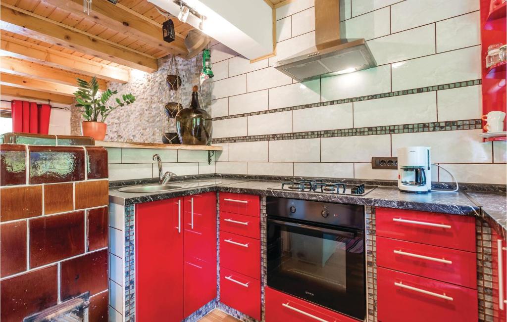 Kuchyňa alebo kuchynka v ubytovaní One-Bedroom Holiday Home In Delnice