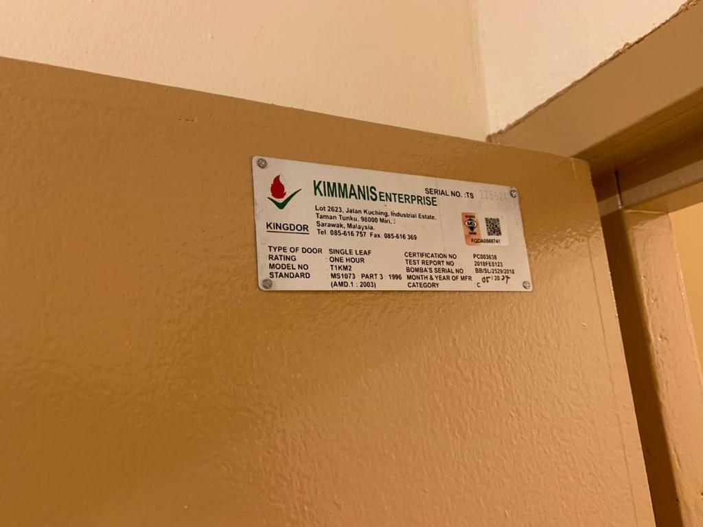 Certificato, attestato, insegna o altro documento esposto da T Lodge, Kapit