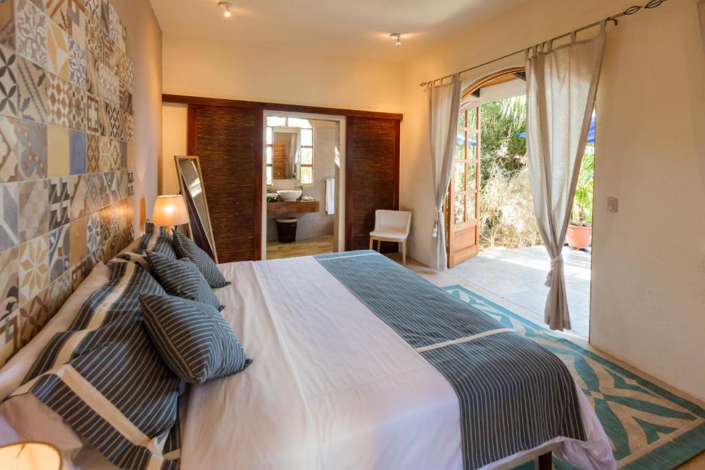 Postel nebo postele na pokoji v ubytování El Castillo Luxury Boutique Hotel-