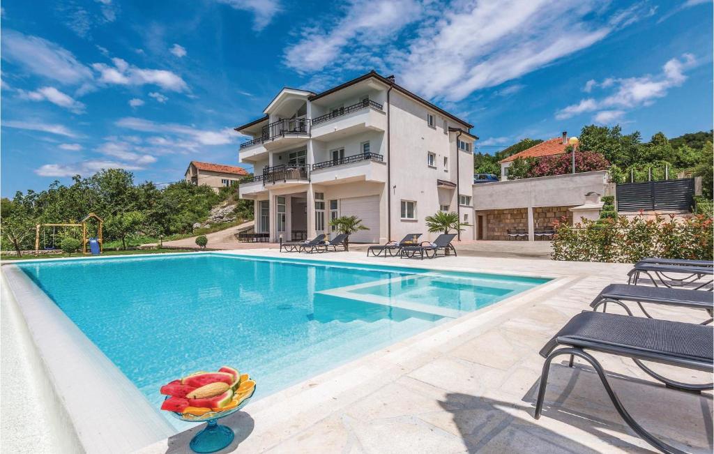 Six-Bedroom Holiday Home In Glavina Donja