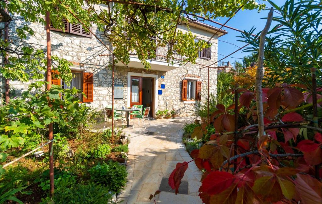 Vườn quanh 2 Bedroom Cozy Apartment In Umag