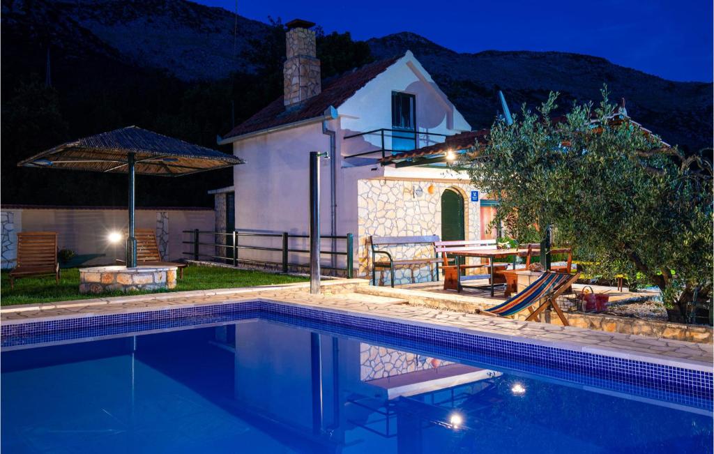 Bazén v ubytovaní Lovely Home In Desne With Kitchen alebo v jeho blízkosti