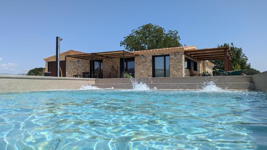 una piscina frente a una casa en MASIA CLOTATS, en Gerp