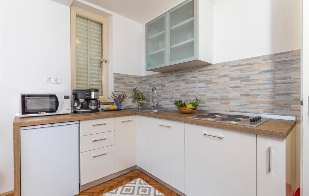 Kuchnia lub aneks kuchenny w obiekcie Lovely Apartment In Icici With Wifi