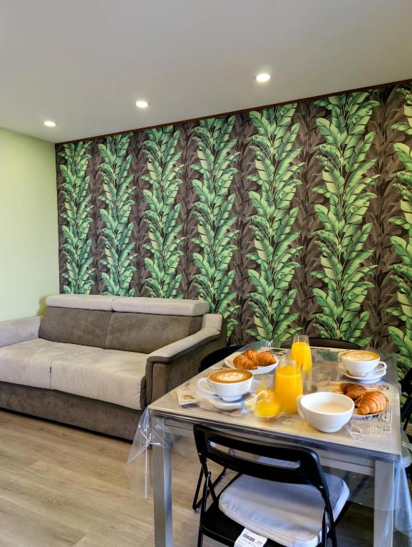 ein Wohnzimmer mit Tisch und Couch in der Unterkunft RodaHouse Vista Mare in Castellammare di Stabia