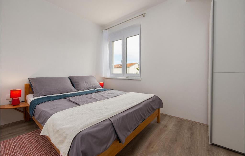 Posteľ alebo postele v izbe v ubytovaní Nice Apartment In Bibinje With Wifi