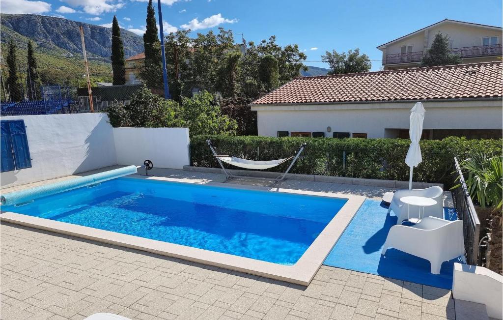Piscina de la sau aproape de Villa Zlatica