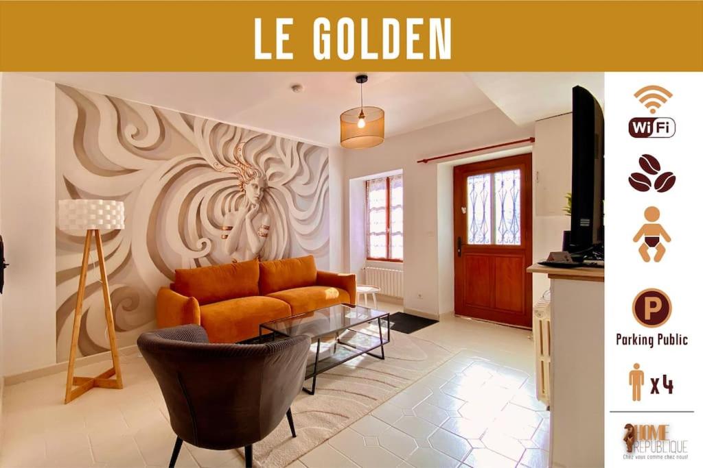 ein Wohnzimmer mit einem orangenen Sofa und einem Tisch in der Unterkunft Maison 2 chambres, village calme - Village Vaux 3 minutes Auxerre in Auxerre