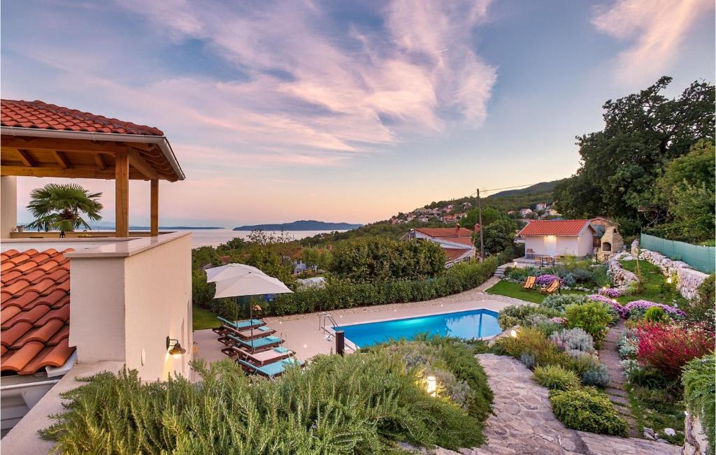 une image d'une villa avec piscine dans l'établissement Villa Pia, à Opatija