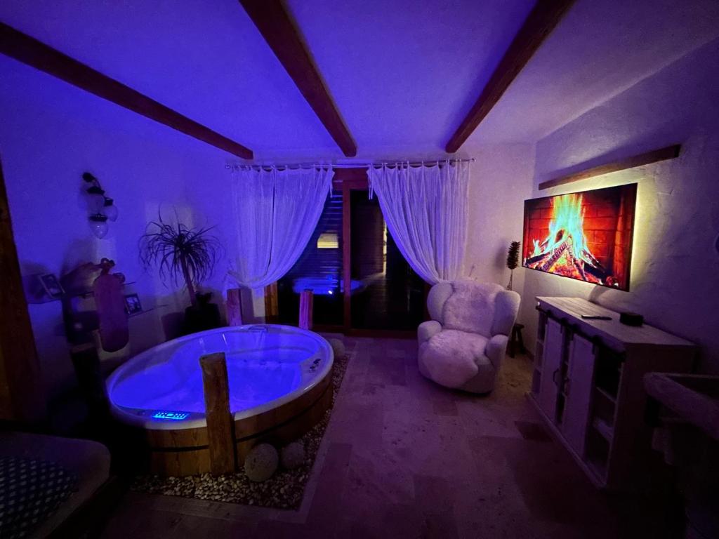 TV a/nebo společenská místnost v ubytování Almhaus Chalet 607 - Lachtal