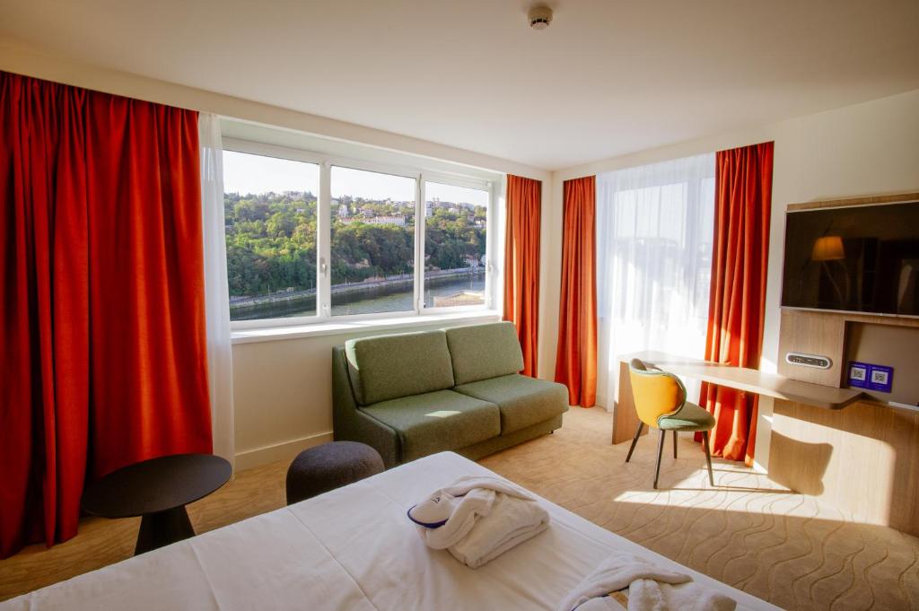 Postel nebo postele na pokoji v ubytování Novotel Lyon Centre-Confluence Bord de Saone