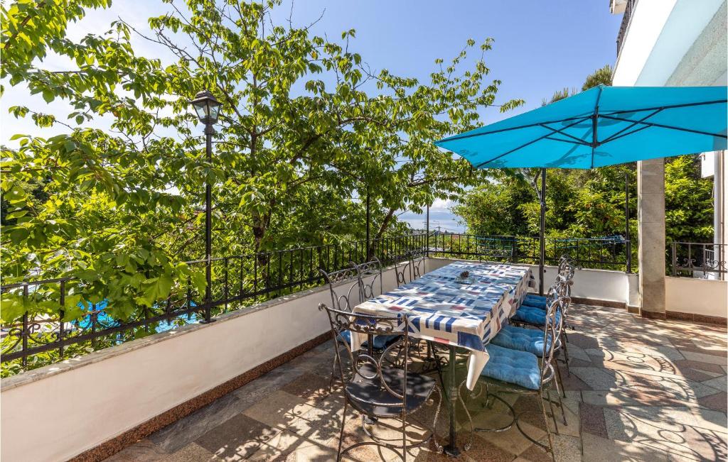 Balkón alebo terasa v ubytovaní 6 Bedroom Stunning Home In Spincici