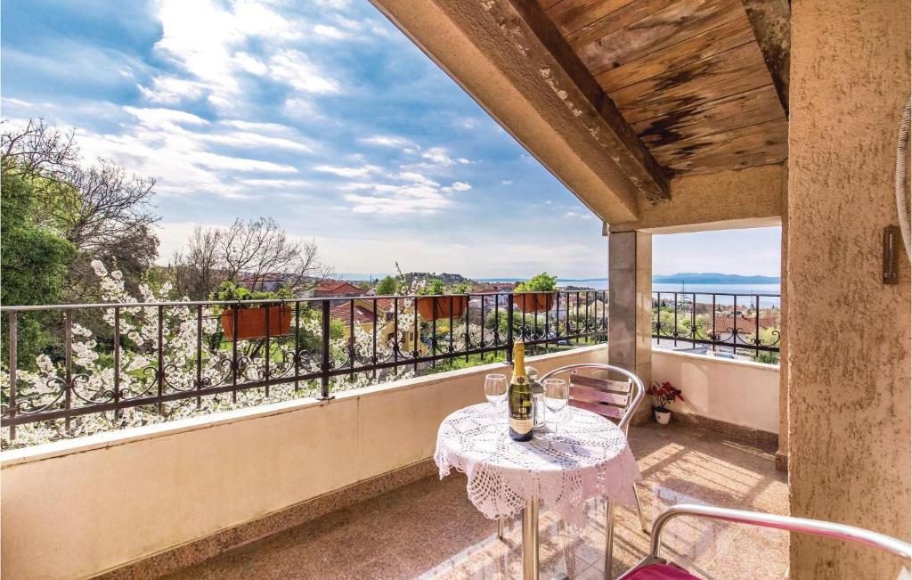 Balkón alebo terasa v ubytovaní 6 Bedroom Stunning Home In Spincici