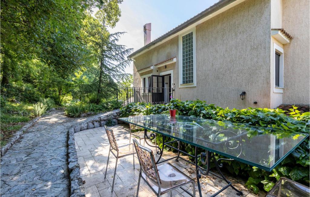 Vonkajšia záhrada v ubytovaní 6 Bedroom Stunning Home In Spincici