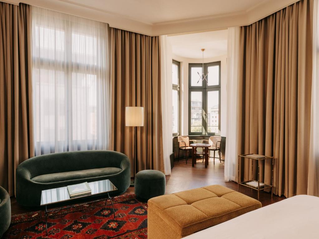 een hotelkamer met een bed en een stoel bij Boutique Hotel Château Royal in Berlijn