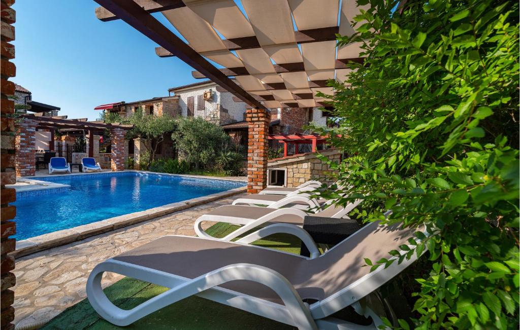 Basen w obiekcie Five-Bedroom Holiday Home In Vir lub w pobliżu