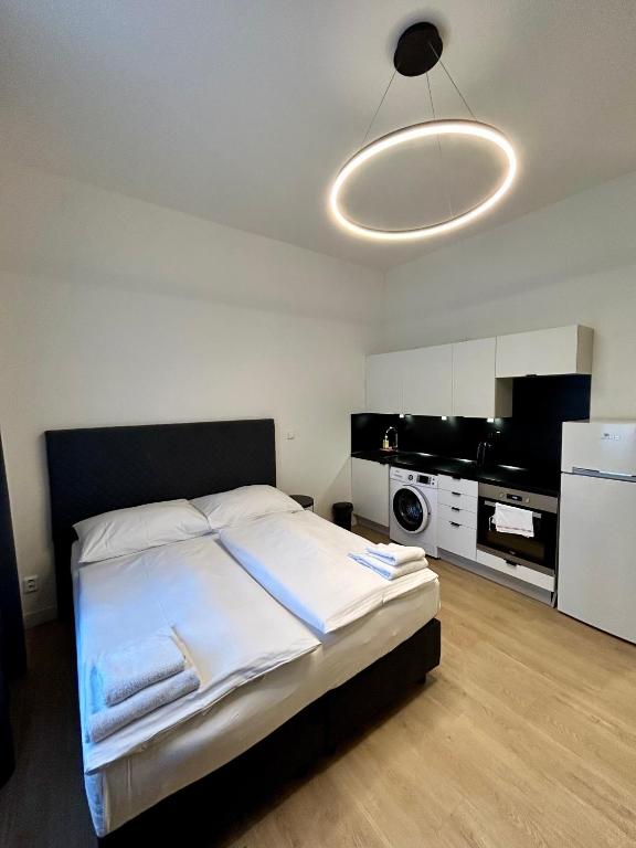 Postel nebo postele na pokoji v ubytování Figaro Suites