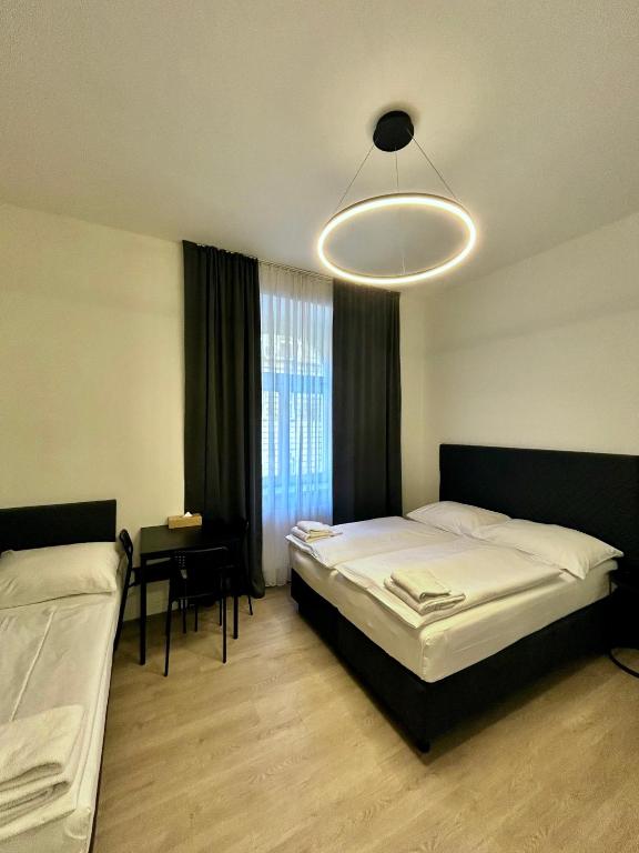Postel nebo postele na pokoji v ubytování Figaro Suites