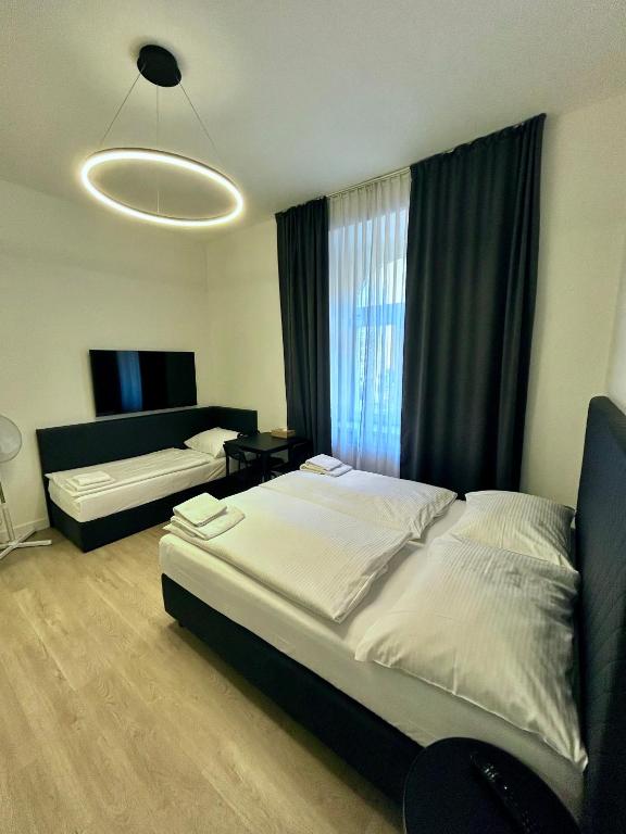 Postel nebo postele na pokoji v ubytování Figaro Suites