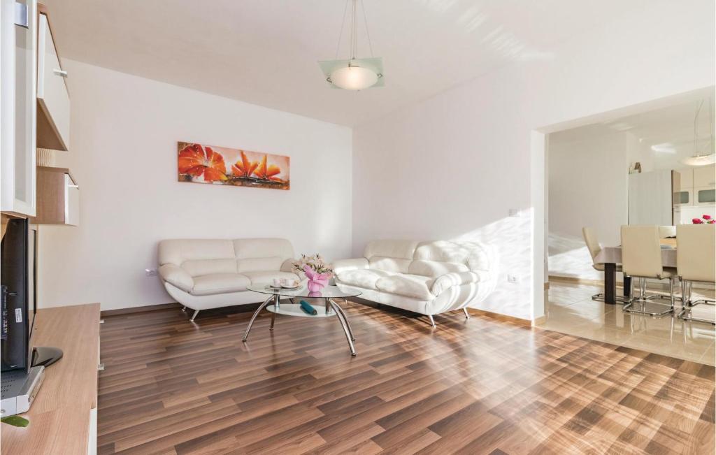 Posedenie v ubytovaní 4 Bedroom Amazing Home In Pula