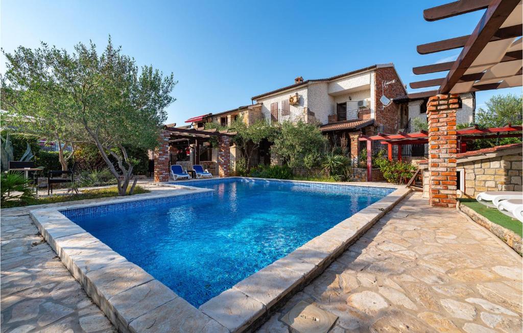 basen na podwórku domu w obiekcie Five-Bedroom Holiday Home In Vir w mieście Vir