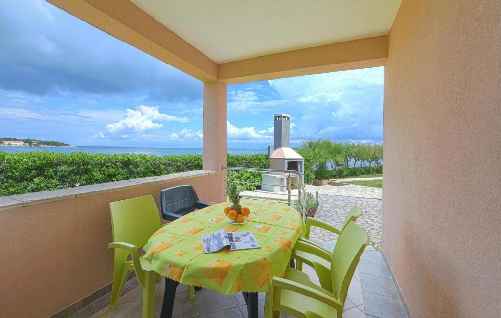 Μπαλκόνι ή βεράντα στο 2 Bedroom Cozy Apartment In Ugljan