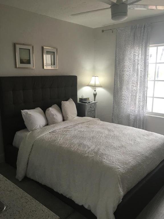 Courtyard Villa Hotel - Queen Room