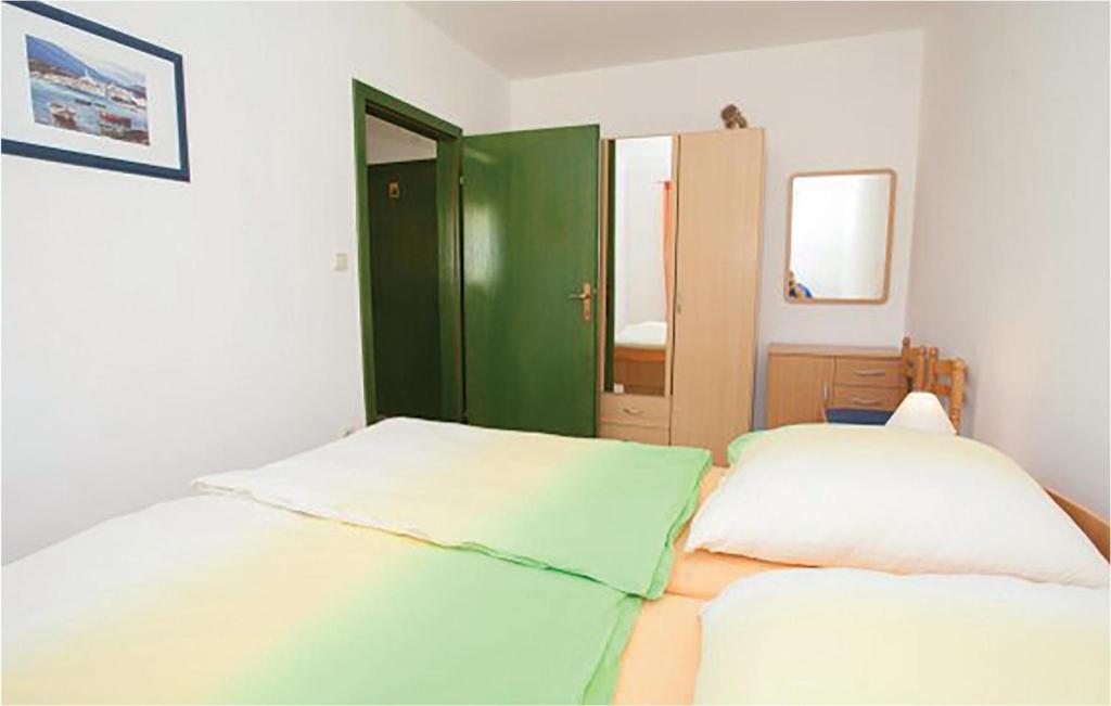 Postel nebo postele na pokoji v ubytování Beautiful Apartment In Malinska