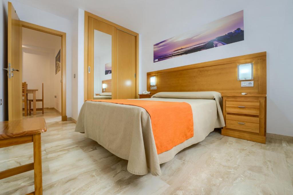Postel nebo postele na pokoji v ubytování Hotel Apartamentos Loto Conil