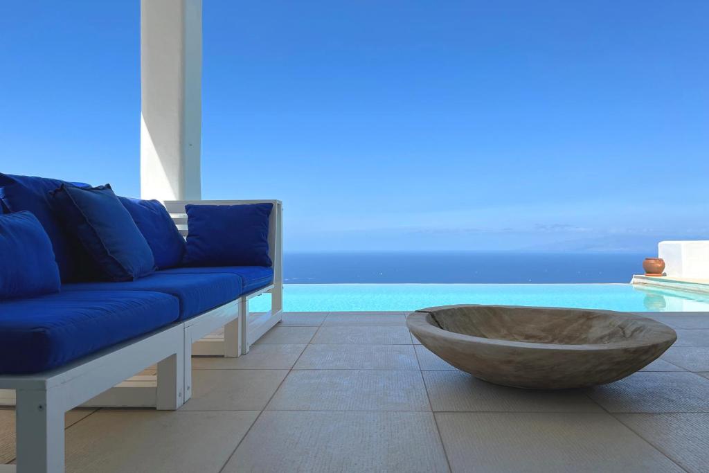 Bazén v ubytování Villa Itaca Vista mar y piscina climatizada nebo v jeho okolí