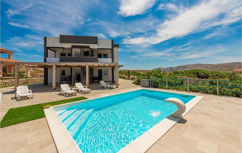 willa z basenem przed domem w obiekcie Gorgeous Apartment In Kustici, Novalja w mieście Kustići